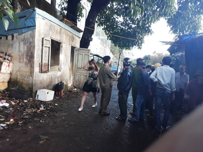 Nhiều người d&acirc;n hiếu kỳ đ&atilde; tập trung xem tại hiện trường.