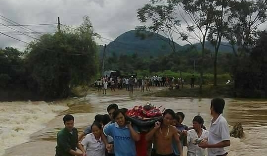 Phú Thọ: Hàng chục người băng rừng, lội suối đưa người phụ nữ đi cấp cứu trong mùa mưa lũ