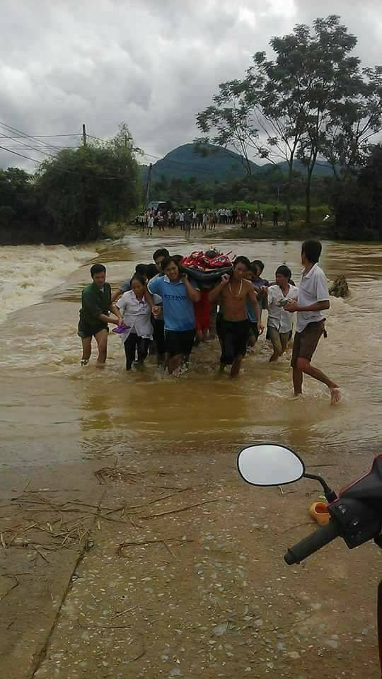 H&igrave;nh ảnh g&acirc;y x&uacute;c động trong ng&agrave;y mưa lũ tại huyện T&acirc;n Sơn. (Ảnh: Phutho24h)