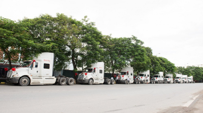 D&agrave;n xe đầu k&eacute;o gồm 9 chiếc phục vụ lễ ăn hỏi tại Hải Ph&ograve;ng. Ảnh: Vietnamnet