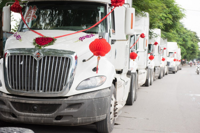 D&agrave;n xe được kết hoa hồng, đ&egrave;n lồng đỏ v&agrave; c&oacute; d&aacute;n chữ song hỷ. Ảnh: Vietnamnet