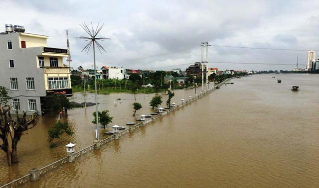 Trước đ&oacute; từ s&aacute;ng qua, nước s&ocirc;ng Đ&aacute;y đ&atilde; d&acirc;ng cao tr&agrave;n ngập khu bờ k&egrave; v&agrave; tr&agrave;n v&agrave;o khu d&acirc;n cư phường L&ecirc; Hồng Phong - TP Phủ L&yacute;.