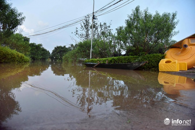 Một địa điểm kh&aacute;c được nhiều người hay lui tới l&agrave; b&atilde;i đ&aacute; s&ocirc;ng Hồng cũng bị ngập trắng. Ngay tại lối v&agrave;o b&atilde;i đ&aacute; c&oacute; một chiếc thuyền nhưng người ch&egrave;o thuyền cho biết chỉ đi loanh quanh ra vườn th&ocirc;i chứ kh&ocirc;ng d&aacute;m bơi ra ngo&agrave;i s&ocirc;ng v&igrave; nước chảy siết.&nbsp;