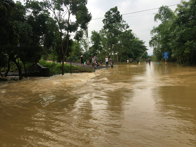 Khu vực đường l&ecirc;n Trại giam số 5 vẫn ngập s&acirc;u trong nước.