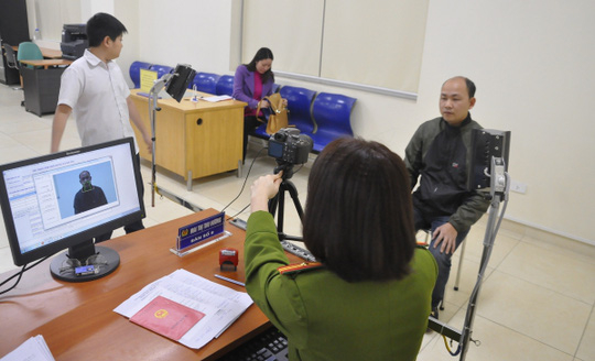 Người d&acirc;n l&agrave;m thủ tục cấp thẻ CCCD ở C&ocirc;ng an H&agrave; Nội- Ảnh: Minh Chiến