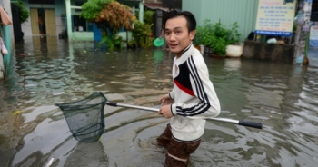 Người Sài Gòn ra đường bắt cá sau trận mưa lớn suốt đêm