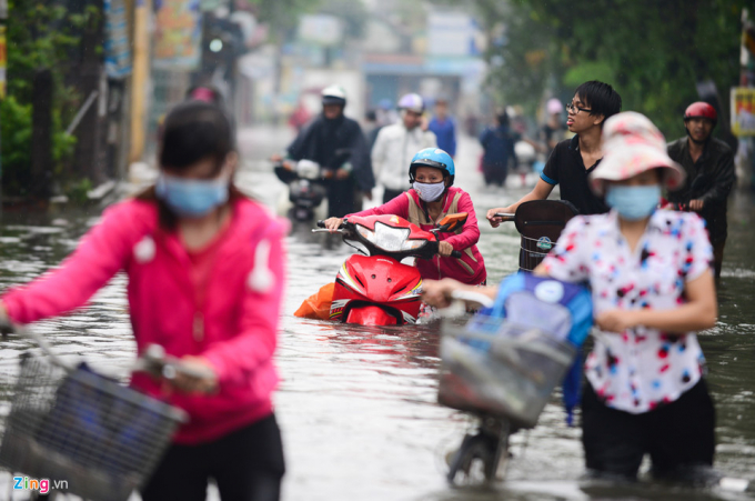 Cơn mưa k&eacute;o d&agrave;i từ đ&ecirc;m 12 đến s&aacute;ng 13/10 l&agrave;m một số tuyến đường ở TP.HCM biến th&agrave;nh s&ocirc;ng. C&aacute;c tuyến đường bị ngập s&acirc;u như: Phan Anh, T&acirc;n H&ograve;a Đ&ocirc;ng, An Dương Vương (quận 6); Trường Sơn, Phổ Quang (T&acirc;n B&igrave;nh); Phan Huy &Iacute;ch, L&ecirc; Đức Thọ (G&ograve; Vấp), Hồ Học L&atilde;m (quận B&igrave;nh T&acirc;n)...