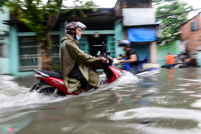Nhiều đoạn nước ngập hơn nửa b&aacute;nh xe hoặc qua b&aacute;nh xe, c&aacute;c phương tiện di chuyển kh&oacute; khăn.