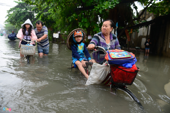 7h s&aacute;ng l&agrave; thời gian nhiều học sinh phải tới trường. B&agrave; Ng&ocirc; Thị Kiều Hạnh v&agrave; ch&aacute;u Huỳnh Duy Khang dắt bộ xe đạp tr&ecirc;n đường An Dương Vương, quận 6, cho biết: