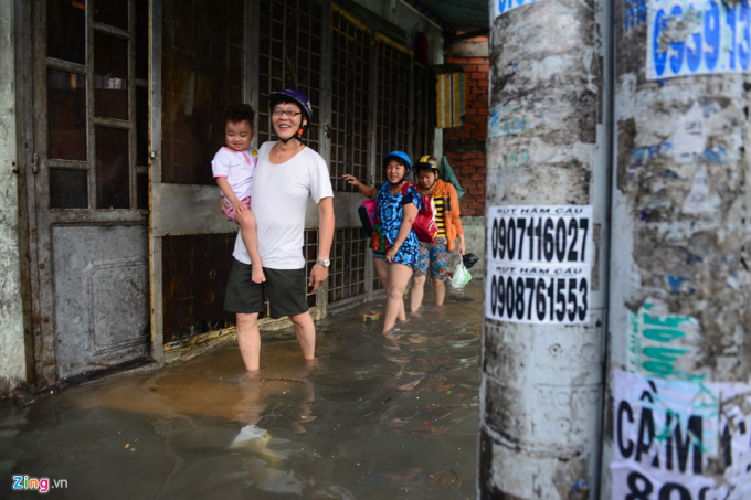 Những người đi bộ phải n&eacute;p s&aacute;t nh&agrave;, lần đường đi.