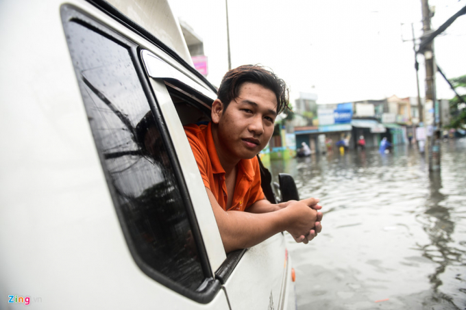 Anh Ng&ocirc; Kh&aacute;nh Linh cho biết anh đang đi giao h&agrave;ng ở quận B&igrave;nh Thạnh, 6h l&agrave; phải tới nơi nhưng đến 7h xe vẫn đứng im giữa đường ngập nước do chết m&aacute;y.