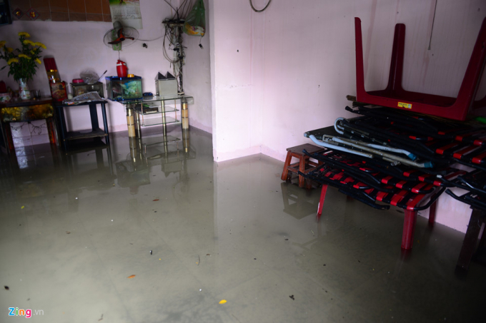 Nước tr&agrave;n v&agrave;o nh&agrave; d&acirc;n, nhiều đồ đạc được k&ecirc; cao để tr&aacute;nh hư hại.