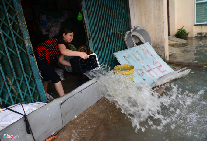 Họ phải h&igrave; hục t&aacute;t nước ra khỏi nh&agrave;.