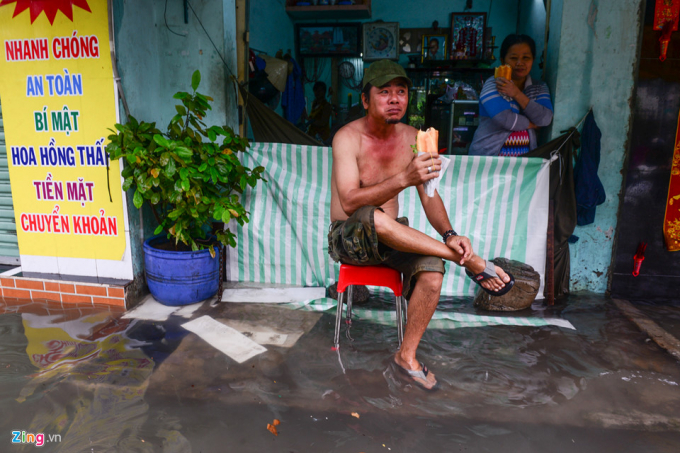 Bữa s&aacute;ng vội v&atilde; trong khi chờ nước r&uacute;t.