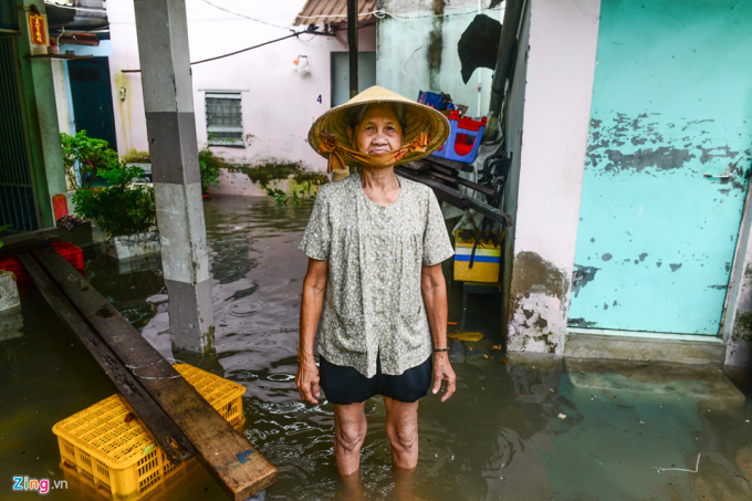 B&agrave; L&ecirc; Thị Trang, đường An Dương Vương, quận 6 cho biết từ l&uacute;c b&agrave; sinh ra đến nay cứ thấy mưa l&agrave; đoạn đường n&agrave;y đều ngập. Đồ đạc trong nh&agrave; b&agrave; ướt hết d&ugrave; được đưa l&ecirc;n gi&agrave;n cao.