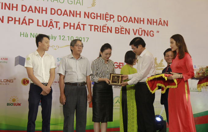 Đại diện Ban tổ chức trao 6 giải Khuyến kh&iacute;ch, mỗi giải nhận 5 triệu đồng tiền mặt v&agrave; nhiều tặng phẩm gi&aacute; trị&nbsp;&nbsp;cho c&aacute;c t&aacute;c giả đoạt gải.