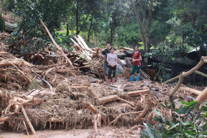 Khung cảnh tan hoang sau khi cơn lũ đi qua khiến một số người d&acirc;n kh&ocirc;ng c&oacute; nh&agrave; để ở.