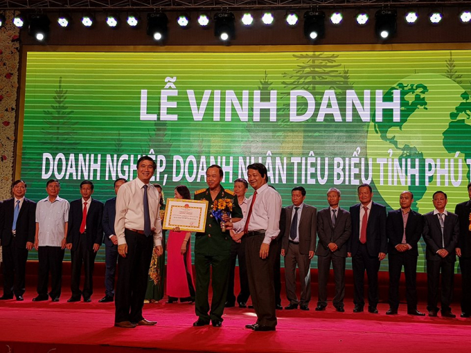 Gi&aacute;m đốc chi nh&aacute;nh Viettel Ph&uacute; Thọ vinh dự l&ecirc;n nhận bằng khen của đồng ch&iacute; B&iacute; thư v&agrave; Chủ tịch UBND tỉnh Ph&uacute; Thọ.