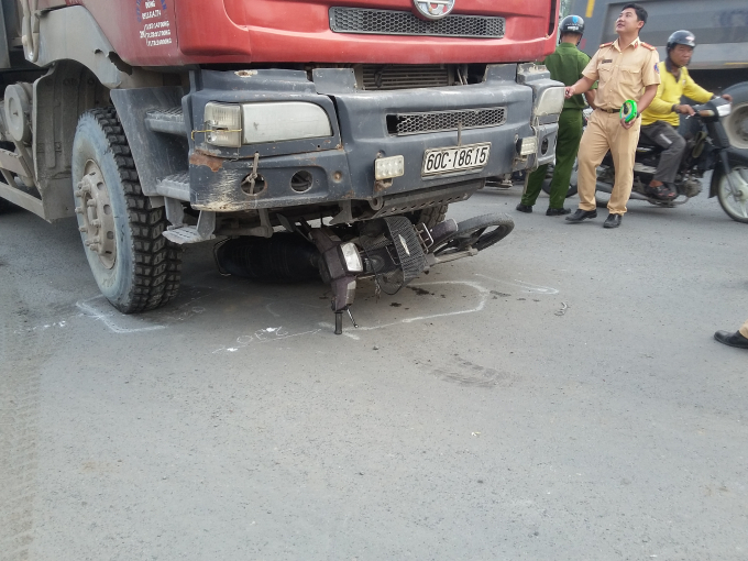 Chiếc xe m&aacute;y bị cuốn v&agrave;o gầm.