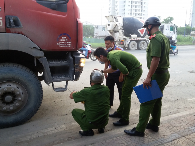 C&ocirc;ng an quận 2 kh&aacute;m nghiệm hiện trường.