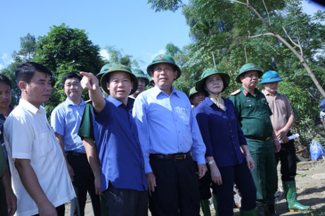 Chủ tịch UBND tỉnh Y&ecirc;n B&aacute;i Đỗ Đức Duy b&aacute;o c&aacute;o kh&aacute;i qu&aacute;t t&igrave;nh h&igrave;nh với Ph&oacute; Thủ tướng. Ảnh: VGP/L&ecirc; Sơn