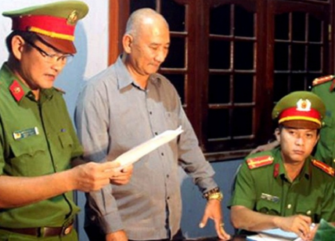 Lực lượng chức năng đọc lệnh bắt &ocirc;ng L&ecirc; Văn Thiệt.