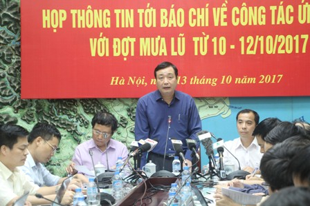 &Ocirc;ng Trần Quang Ho&agrave;i- Tổng cục trưởng Tổng cục Ph&ograve;ng, chống thi&ecirc;n tai (Bộ NNPTNT)&nbsp;chủ tr&igrave; cuộc họp&nbsp;th&ocirc;ng tin về việc ph&ograve;ng chống lũ. Ảnh Đ&igrave;nh Thắng