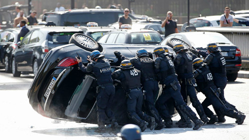 Vụ biểu t&igrave;nh của c&aacute;c t&agrave;i xế taxi truyền thống ở Paris năm 2015 (ảnh&nbsp;REUTERS).