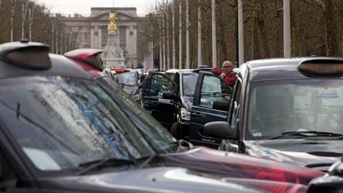 T&agrave;i xế taxi truyền thống biểu t&igrave;nh ở London năm 2016 phản đối taxi c&ocirc;ng nghệ (ảnh: AFP)