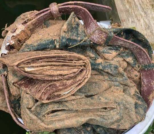 Qu&acirc;n phục v&agrave; v&iacute; khi mới t&igrave;m thấy