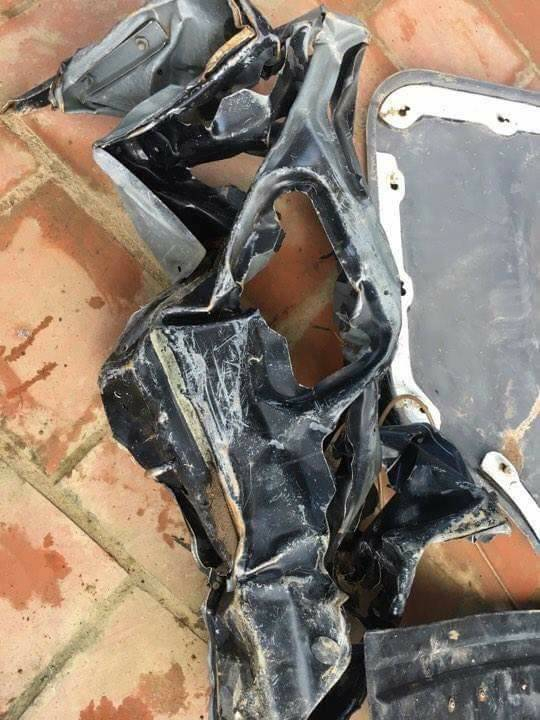 Mảnh vỡ chiếc xe 36B - 1156 t&igrave;m thấy c&aacute;ch điểm bị cuốn v&agrave;i km về hướng hạ lưu