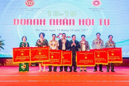 C&ocirc;ng ty Cổ phần Sao Th&aacute;i Dương đ&oacute;n nhận bằng khen tại chương tr&igrave;nh &ldquo;Doanh Nh&acirc;n Hội Tụ&rdquo;.