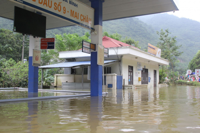 QL6 đoạn&nbsp;Km 131 + 150 đoạn qua x&atilde; T&ograve;ng Đậu, huyện Mai Ch&acirc;u, tỉnh H&ograve;a B&igrave;nh ngập s&acirc;u trong nước.