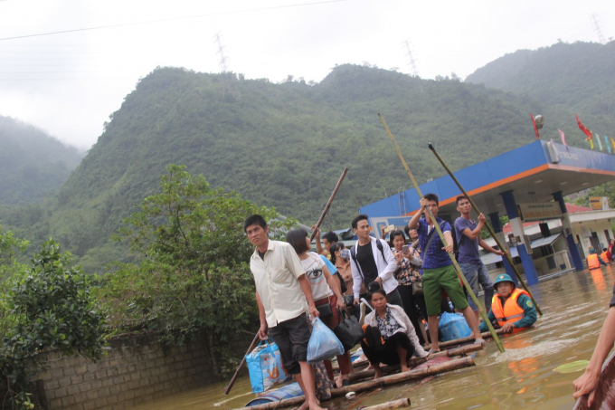 Người d&acirc;n phải đi b&egrave; qua đoạn đường ngập s&acirc;u hơn 1m.