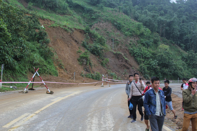 Đất đ&aacute; từ t&agrave; luy dương đ&atilde; sạt xuống Km 141 v&igrave; sự an to&agrave;n lực lượng chức năng đ&atilde; ngăn kh&ocirc;ng cho xe &ocirc; t&ocirc; qua điểm n&agrave;y.