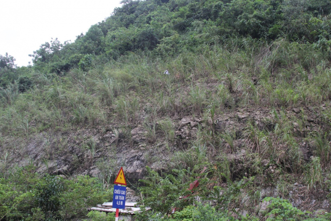 Một số người d&acirc;n&nbsp;men theo sườn n&uacute;i để qua chỗ ngập.