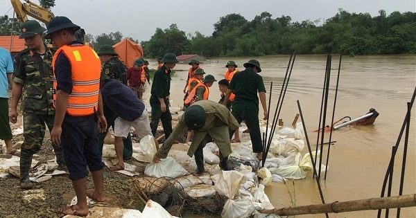 Clip: Dùng máy xúc chặn lũ vá thân đê, cứu hàng ngàn người khỏi nguy hiểm