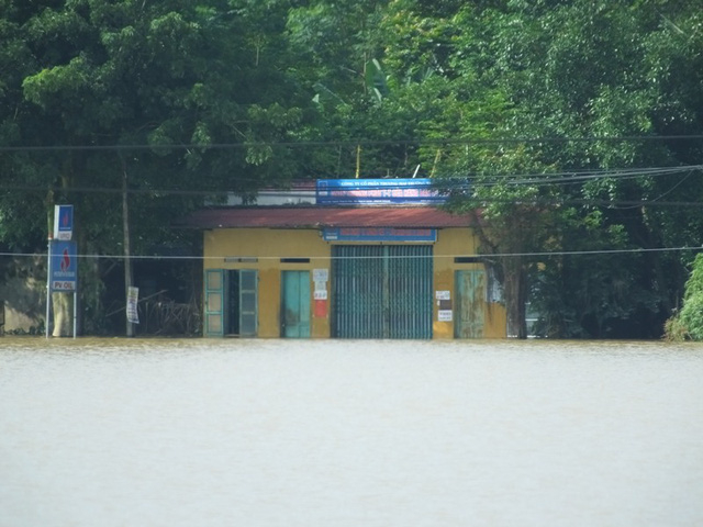 Nh&agrave; đang bị nước lũ tr&agrave;n ngập...