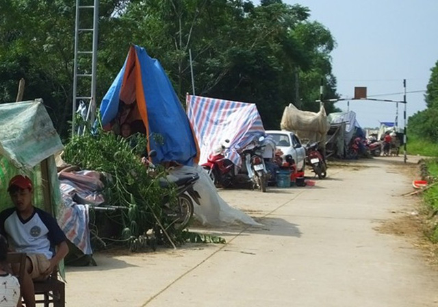 Nhiều hộ gia đ&igrave;nh tại x&atilde; Thạch Định vẫn đang phải tiếp tục sống cảnh