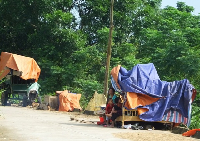 Cuộc sống tạm bợ với mu&ocirc;n v&agrave;n kh&oacute; khăn trong v&agrave; sau khi cơn lũ ập v&agrave;o