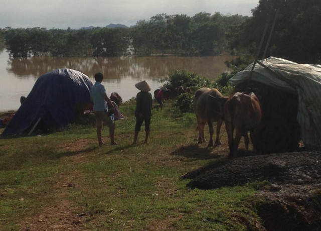Người d&acirc;n c&ograve;n di chuyển l&ecirc;n n&uacute;i ph&iacute;a sau UBND x&atilde; để ở tạm