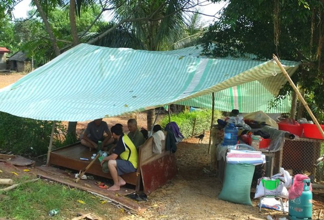 Lũ l&ecirc;n, người d&acirc;n chỉ kịp di chuyển một số đồ d&ugrave;ng thiết yếu v&agrave; &iacute;t t&agrave;i sản