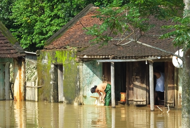 Nhiều ng&ocirc;i nh&agrave; nước vẫn ngập s&acirc;u