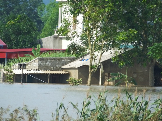 Nước lũ đang r&uacute;t chậm, khiến người d&acirc;n chưa thể về nh&agrave;