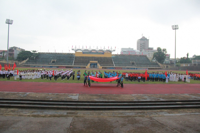 Đại hội thu h&uacute;t 13 đo&agrave;n vận động vi&ecirc;n tham gia.