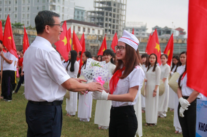 C&aacute;c đo&agrave;n vận động vi&ecirc;n nhận hoa lưu niệm từ c&aacute;c Đại biểu.