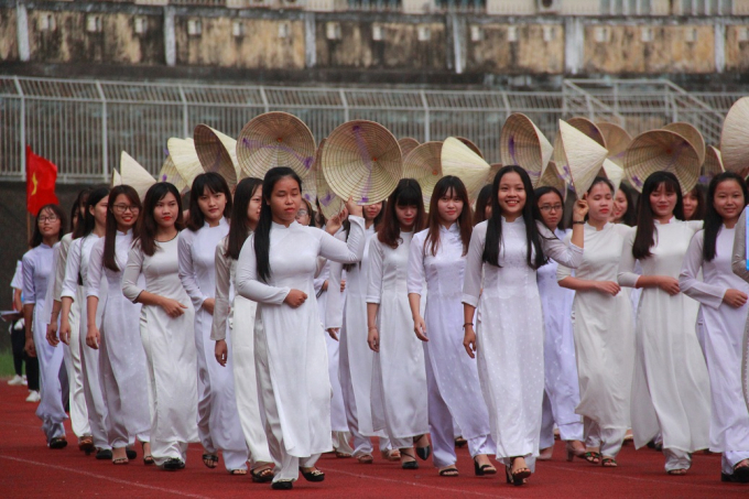 Phần thi diễu h&agrave;nh của khoa Ngữ Văn - Đại học Sư phạm Huế.