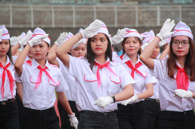 C&aacute;c VĐV khoa Gi&oacute;a dục tiểu học trong phần thi diễu h&agrave;nh.