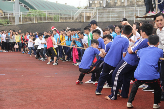 Kh&ocirc;ng kh&iacute; s&ocirc;i nổi, kịch t&iacute;nh tại m&ocirc;n thi k&eacute;o co.