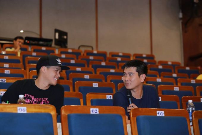 Nhạc sĩ Hồ Ho&agrave;i Anh c&ugrave;ng&nbsp;bi&ecirc;n đạo John Huy Trần c&oacute; mặt tại Đ&agrave; Nẵng. Ảnh: BTC.